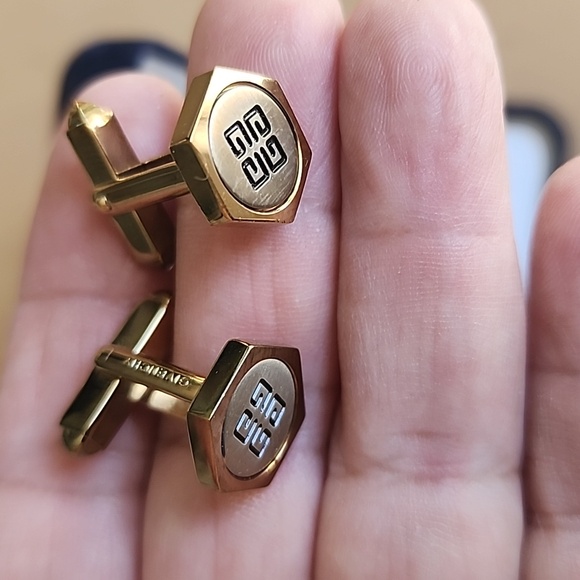 Givenchy Paris Tie Clip & Cufflink Gold Plated Set. - Picture 9 of 10